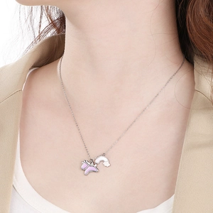 Collier en argent avec pendentifs papillon rose et nuage blanc sur un modèle
