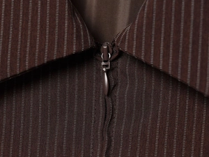 Détail macro du tissu à fines rayures marron foncé avec fermeture éclair invisible goutte