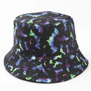 Détail d'un chapeau bob noir avec motif nébuleuse galactique et chauves-souris
