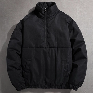 Dettaglio ravvicinato della giacca nera da uomo con tessuto antivento e mezza zip