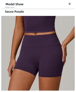 Dettaglio dei pantaloncini sportivi a vita alta viola scuro con tessuto a compressione