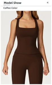 Dettaglio del top yoga marrone caffè e dei leggings a vita alta con tasche laterali