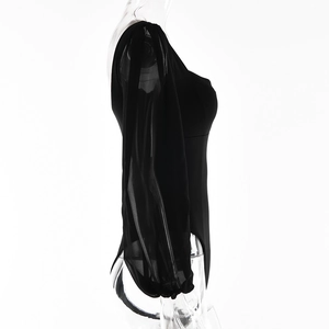 Détail d'un body noir à une épaule avec manches longues en mesh transparent et corps opaque