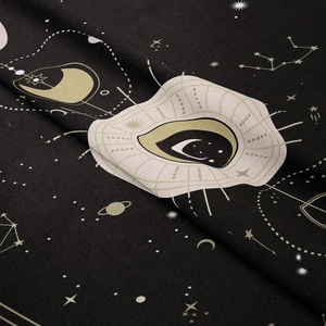 Gros plan d'imprimés lune et étoiles dorées sur tissu de tapisserie tarot bohème noir