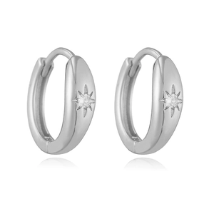 Vue macro de boucles d'oreilles créoles en U argentées avec motif étoile et pierre précieuse