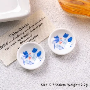Miniature blue and white porcelain floral resin plates for dollhouse decoration 2.6cm