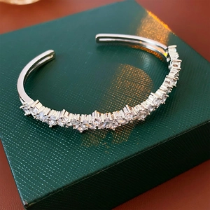 Vue détaillée du bracelet jonc ouvert en argent serti de cristaux de zircone brillants
