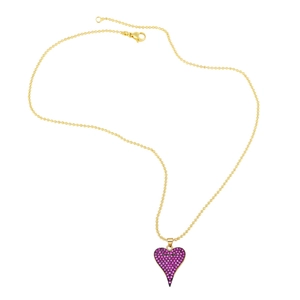 Détail du collier chaîne à billes dorées avec pendentif cœur en zircone fuchsia brillant