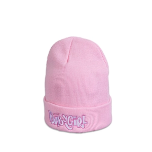 Dettaglio del berretto in maglia rosa con ricamo BABYGIRL e trama a costine fitta