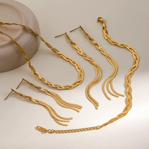 Ensemble de bijoux en acier doré 18k avec chaîne serpent et boucles d'oreilles pompons