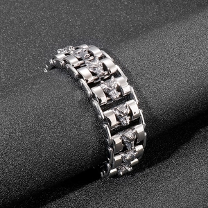 Men's retro stainless steel wolf head link bracelet with polished silver finish