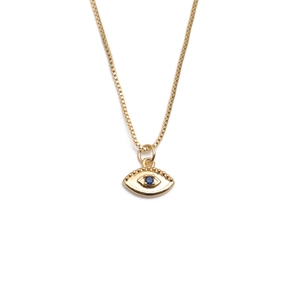 Primo piano della collana a catena box dorata con pendente occhio di Allah su sfondo bianco