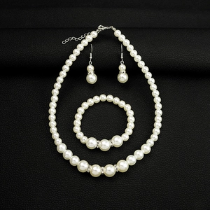 Vue détaillée à plat d'un ensemble de bijoux en perles blanches et strass brillants