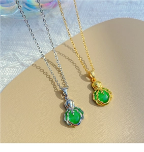 Détail du collier avec pendentif en pierre oeil-de-chat verte en or et argent
