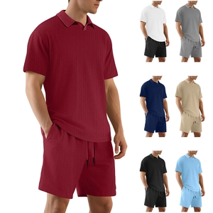 Dettaglio dei set polo da uomo che mostrano il tessuto in maglia in vari colori