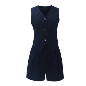 Dettaglio del gilet senza maniche blu navy e pantaloncini abbinati con bottoni frontali