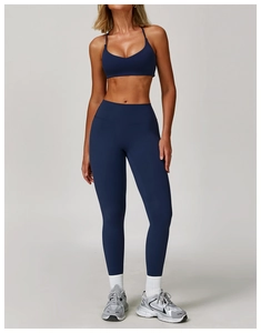 Dettaglio dei leggings da yoga a vita alta blu navy e reggiseno sportivo a compressione