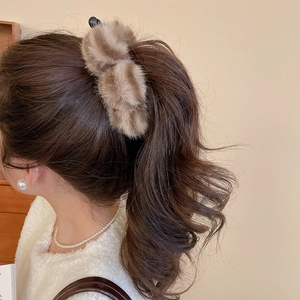 Pince à cheveux en peluche rayée marron et beige pour une coiffure élégante