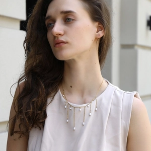 Collier vintage plaqué or 18K en acier inoxydable avec glands en perles sur un mannequin