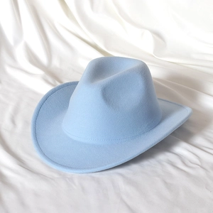 Klassischer himmelblauer Wollfilz-Cowboyhut mit breiter Krempe auf weißer Seide