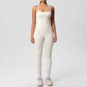 Détail de l'ensemble de yoga ivoire avec débardeur à col en U et legging taille haute à poches