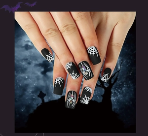 Halloween Kunstnägel in Mattschwarz mit weißem Spinnennetz-Design und bunten Strasssteinen