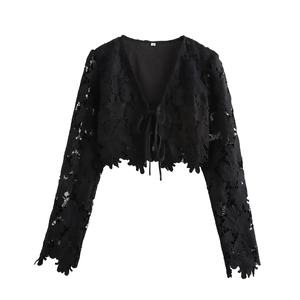 Set sexy due pezzi in pizzo nero con cardigan stringato e gonna corta a trapezio