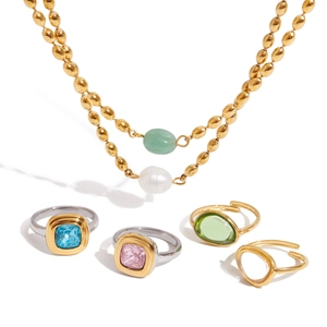 Elegante conjunto de collar de titanio dorado y anillos con gemas preciosas y perlas