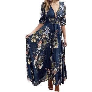 Détail de robe longue avec col en V, imprimé fleuri et taille haute en bleu marine