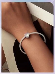 Détail du bracelet en argent s925 avec pendentif cœur en opale aux reflets irisés