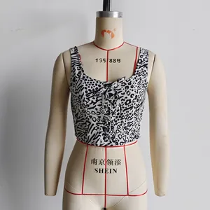 Detail van zebra- en luipaardprint patchwork crop top met zwart trekkoord aan de voorzijde