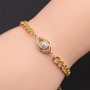 Dettaglio del bracciale a catena dorata con malocchio e zirconi colorati incastonati
