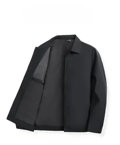 Detailansicht des schwarzen Harrington-Jackenkragens und der inneren Brusttasche