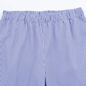 Détail du pantalon à rayures bleues et blanches avec taille élastique et texture lin