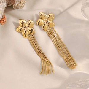Vue détaillée des boucles d'oreilles fleur plaquées or 18 carats avec chaînes à franges