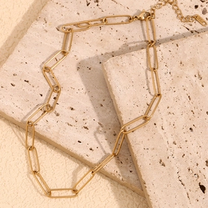 Détail de la chaîne trombone en acier inoxydable plaqué or 18K avec fermoir mousqueton