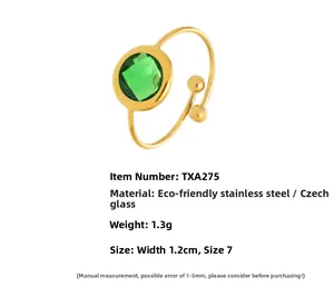 Detail eines 18K vergoldeten Edelstahlrings mit grünem geschliffenem Glas und kleinen Perlen