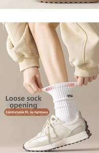 Détail de chaussettes blanches en coton côtelé à haute élasticité et broderie