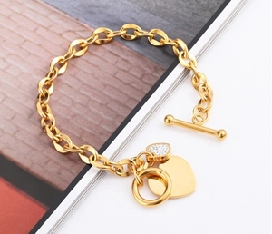 Détail des pendentifs cœur en or 18K avec cristaux et fermoir en T à grosse chaîne