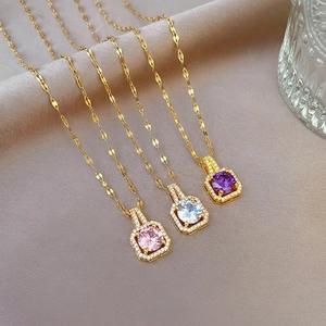 Drei quadratische Zirkonia-Halsketten in Rosa, Weiß und Lila mit 18 Karat Goldbeschichtung