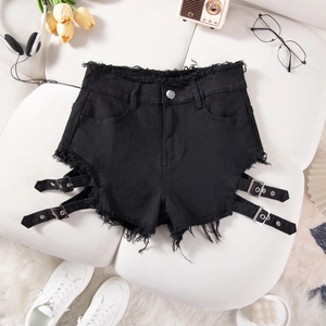 Detalle de pantalones cortos vaqueros negros de tiro alto con bajos deshilachados y hebillas