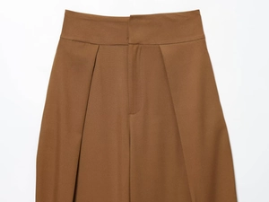 Detail einer braunen Hose mit hohem Bund, Bundfalten, Nähten und Stofftextur