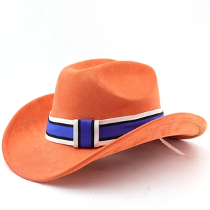 Detail eines leuchtend orangefarbenen Cowboyhutes mit dreifarbigem gestreiftem Hutband