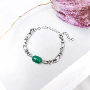 Bracelet chaîne en acier inoxydable argenté avec agate verte ovale et fermoir mousqueton