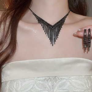 Détail d'un ensemble collier et boucles d'oreilles de mariée en strass noirs élégants