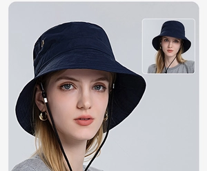 Détail d'un chapeau de soleil bleu marine à séchage rapide avec cordon coupe-vent réglable