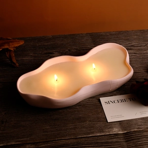Porte-bougie en céramique rose mat à deux mèches avec un design unique de nuage