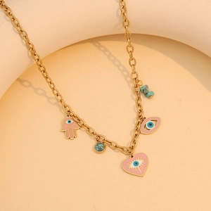 Collier main de Fatma doré avec pendentifs cœur rose et pierres turquoise