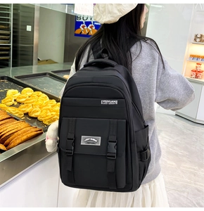 Detail eines schwarzen Nylon-Rucksacks mit robusten Schnallen und Schichtreißverschlüssen