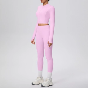 Détail de l'ensemble de yoga rose avec veste zippée, passe-pouces et legging taille haute